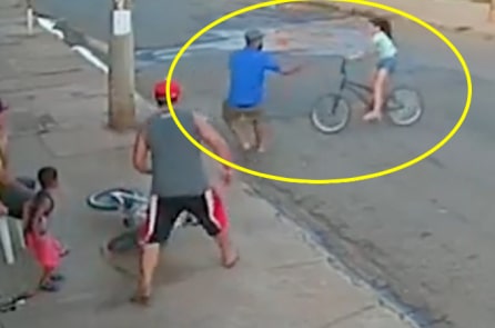 Video người đàn ông cứu bé gái khỏi đâm vào cột đèn trong tích tắc