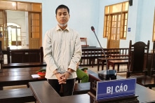 Bé gái 8 tuổi bị nam thanh niên ép lên xe, hãm hiếp trên đường đi học về