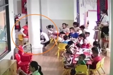 Bình Dương: Bảo mẫu hốt lại thức ăn rơi cho trẻ ăn bị cho thôi việc