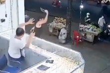 Bình Dương: Nam thanh niên đập tủ kính ném vàng ra đường vì muốn đi tù