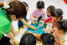 Cô giáo mầm non dùng gai bưởi đâm vào trẻ, bị đình chỉ giảng dạy