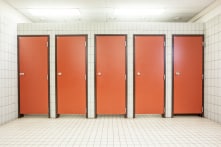 Đa số người không biết sự thật về khe hở dưới cửa nhà vệ sinh công cộng