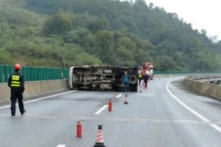 TQ: Xe buýt chở người đi cách ly bị lật, 47 người thương vong