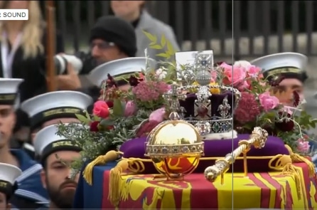 Mảnh thiệp viết tay của Hoàng gia trên linh cữu của Nữ hoàng Elizabeth II