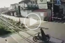 Cố vượt đường ray dù barrier đã hạ, người đàn ông bị tàu tông tử vong