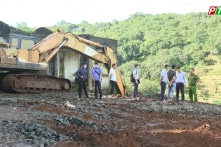 Đắk Nông: Phát hiện xe container đổ hàng chục tấn rác thải y tế ra môi trường