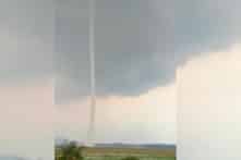 Vòi rồng khổng lồ cuốn qua hồ Trị An (Đồng Nai), một ghe cá bị cuốn mất