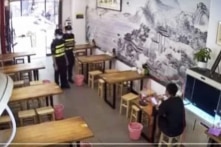TQ: Video chủ quán ngồi ăn một mình cũng bị cảnh sát bắt đeo khẩu trang