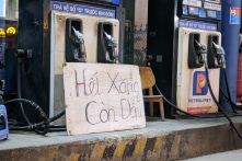 TP.HCM và Hà Nội: Hết xăng, bán nhỏ giọt và người dân đổ xăng vỉa hè giá “trên mây”