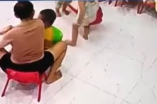 Cô giáo hất cùi chỏ vào mặt bé 2 tuổi bị phạt 15 triệu đồng