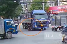 Xe máy bị xe tải đè nát đầu tại Bình Dương – Làm sao để tránh ‘điểm mù’?