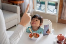 Giúp trẻ tránh xa điện thoại thông minh và mạng xã hội là điều cấp thiết