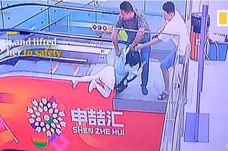 Thanh niên Thượng Hải bị “ném đá” vì giải cứu “không đúng cách” bé gái kẹt thang cuốn