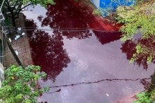 TP.HCM: Sau mưa lớn, nước màu đỏ thẫm bốc mùi hôi thối tràn vào nhà dân