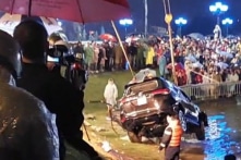 Ô tô 7 chỗ lao xuống hồ Xuân Hương, 2 thi thể được đưa lên