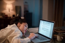 6 tác hại cho cơ thể khi dùng thiết bị điện tử quá lâu