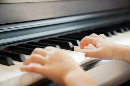 Cậu bé tự kỷ nổi tiếng nhờ tài năng bịt mắt đánh đàn piano