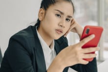 Chuyên gia: Đọc tin tức quá nhiều có thể ảnh hưởng đến sức khỏe tâm thần