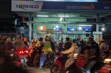 Xăng bán ‘nhỏ giọt’ – Chủ tịch TP.HCM thừa nhận có những ‘cú sốc thị trường’