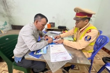 Xe tải ‘đánh võng’ trước xe cứu thương: Tài xế không bằng lái, không say xỉn