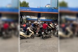 2 nguoi dan Ha noi xep hang do xang cay xang ha noi dong cua cay xang ban nho giot ATGT VHGT