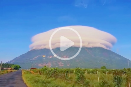 Mây thấu kính hình “đĩa bay” bao trùm đỉnh núi Bà Đen
