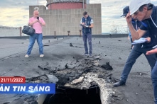 Nhà máy hạt nhân Ukraine trúng pháo kích; Xả súng hàng loạt tại hộp đêm LGBT ở Colorado