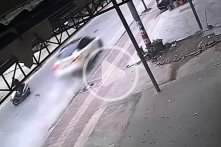 Xe điện Tesla mất lái, lao vun vút như “ma tốc độ” ở Trung Quốc; ít nhất 5 người thương vong