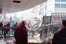 Người dân Vũ Hán xô đổ hàng rào phong tỏa, tràn ra đường biểu tình