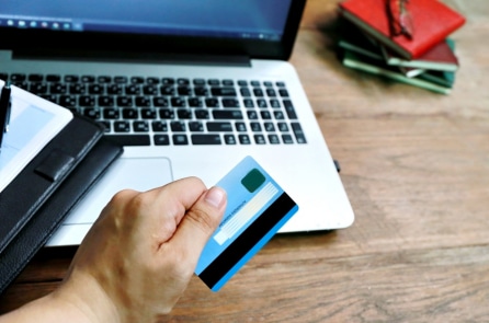 Nhờ ‘khả năng đặc biệt’, nhân viên thu ngân Nhật ăn cắp tiền của 1.300 thẻ tín dụng