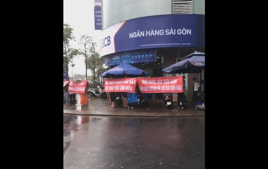 bieu tinh scb da nang nguoi dan da nang doi tien scb