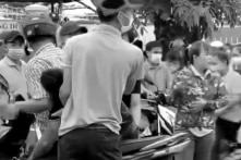 Bình Dương: Đang chạy xe trên đường, một người bị đâm gục, nguy kịch