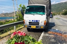 Dừng thay lốp bên đường, cả tài xế và phụ xe bị xe tải tông tử vong