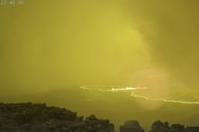 Núi lửa lớn nhất thế giới Mauna Loa phun trào lại sau 38 năm yên ắng