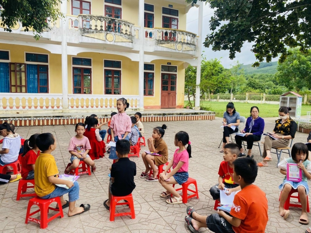 phu huynh vac dao vao truong bat hieu truong quy xin loi bi khoi to