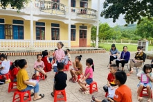 Phụ huynh vác dao vào trường, bắt hiệu trưởng quỳ xin lỗi bị khởi tố