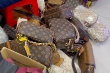 Quản lý thị trường thu giữ hàng ‘nhái’ Gucci, Louis Vuitton,… ở Trung tâm thương mại An Đông