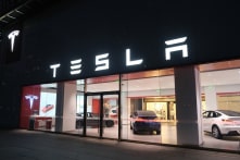 Tesla đóng cửa cửa hàng đầu tiên ở Trung Quốc