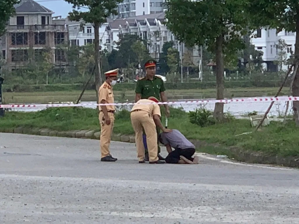 ve nha ngoai me bau cung 2 con nho bi cuon vao gam xe tai tu vong thuong tam