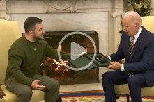 Món quà đặc biệt Tổng thống Zelensky tặng cho Tổng thống Biden
