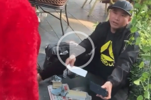 Miếng dán điện thoại 500 ngàn đồng cho khách ngoại quốc ở Hồ Gươm