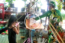 Người đàn ông lừa mượn điện thoại của bé gái 7 tuổi rồi “lặn” mất tăm