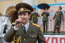 Nga: Ca sĩ opera, diễn viên và nghệ sĩ xiếc ra tiền tuyến cổ vũ sĩ khí