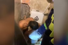 Bình Dương: Trộm xe máy rồi mắc kẹt trong lối thông hơi nhà vệ sinh