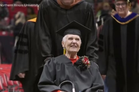 Bỏ học 7 thập kỷ, cụ bà nhận bằng đại học ở tuổi 90 