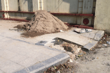 Đá vỉa hè nứt vỡ, giới chức Hà Nội liệt kê hàng loạt nguyên nhân