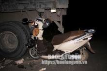 Đâm vào bánh sau xe container, một bí thư đảng ủy xã ở Lạng Sơn tử vong