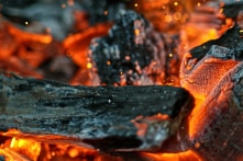 Đốt than củi sưởi ấm, hai vợ chồng cùng con hơn 1 tháng tuổi bất tỉnh