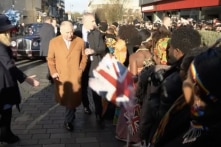 Vua Charles Đệ Tam lại bị ném trứng