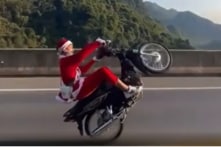 Lái xe ‘bốc đầu’ trên cao tốc, thanh niên mặc quần áo ông già Noel bị khởi tố